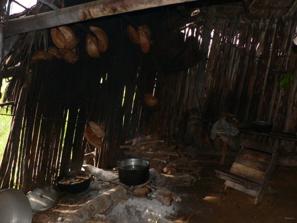 25- l'atre avec une marmite ou un plat mijote 
